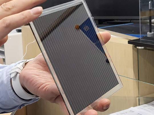 석상일 UNIST 특훈교수팀과 교원창업기업인 프론티어에너지솔루션이 개발한 가로, 세로 15㎝ 크기의 페로브스카이트 태양전지 모습  사진=이준기기자